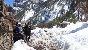 Prem entertaining the girls. Annapurna Circuit