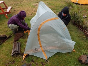 Set up the tent in the rain. 